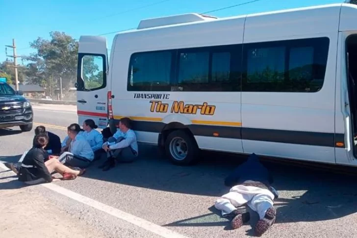 Un chofer muerto y 3 cadetes de un liceo militar heridos por un ataque a la combi que los trasladaba
