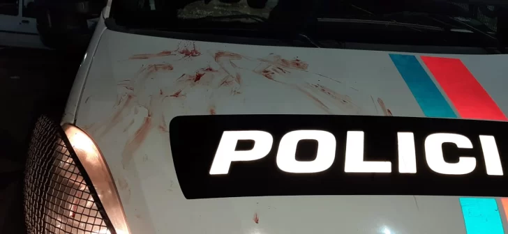 Batalla campal entre 2 familias terminó con un patrullero destrozado y un detenido Batalla campal entre 2 familias terminó con un patrullero destrozado y un detenido