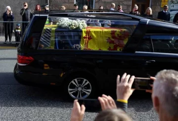 El ataúd de la reina Isabel II ya comenzó su largo camino de despedida hasta Londres El ataúd de la reina Isabel II ya comenzó su largo camino de despedida hasta Londres