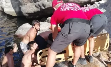 Salvaron de morir ahogado a un chico que había quedado atrapado entre piedras