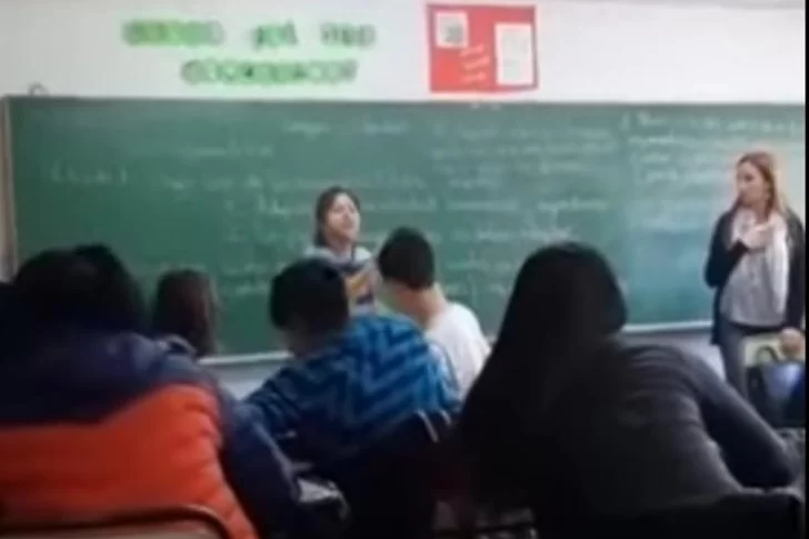 [VIDEO] Una madre entró al aula y golpeó al supuesto acosador de su hijo en plena clase