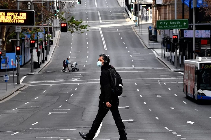 Australia registró su primer muerto por coronavirus en tres meses y cierra estados