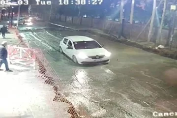 Un conductor hizo casi una cuadra sobre cemento fresco y el auto quedó atrapado Un conductor hizo casi una cuadra sobre cemento fresco y el auto quedó atrapado