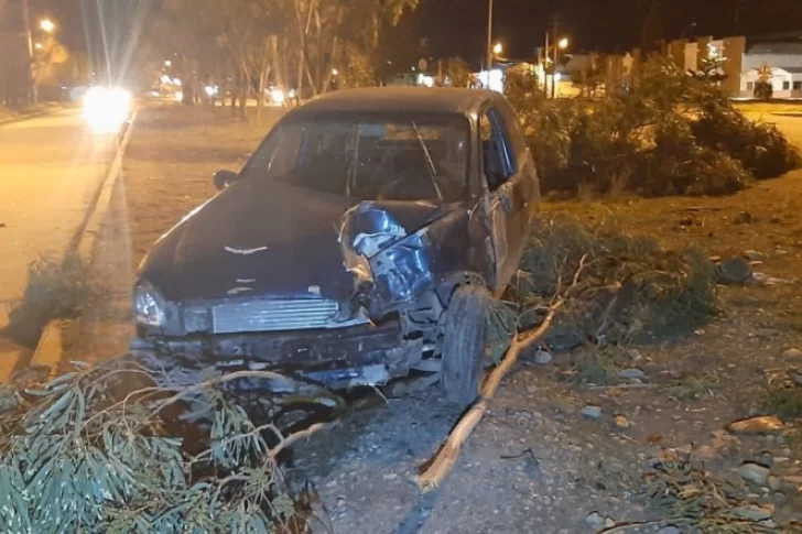 Un conductor hizo casi una cuadra sobre cemento fresco y el auto quedó atrapado Un conductor hizo casi una cuadra sobre cemento fresco y el auto quedó atrapado