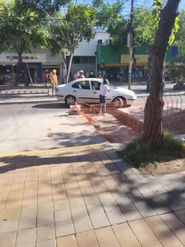 Rompió el auto en un tramo de calzada que está en reparación y generó un caos vehicular Rompió el auto en un tramo de calzada que está en reparación y generó un caos vehicular