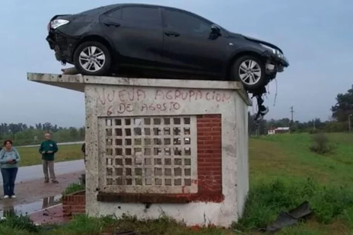 Insólito choque en Ruta 14: un auto quedó sobre una garita de colectivo
