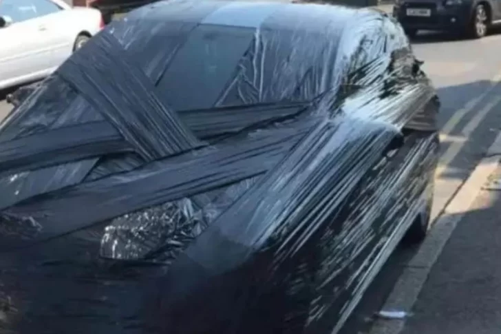 Cansado que estacionen en su puerta, le envolvió el auto en plástico como venganza