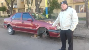 Vecinos encadenan autos a los árboles y les sacan ruedas y batería para evitar robos Vecinos encadenan autos a los árboles y les sacan ruedas y batería para evitar robos