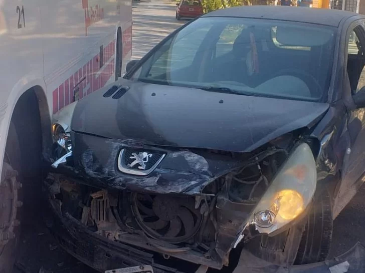 Un auto se estrelló contra un colectivo