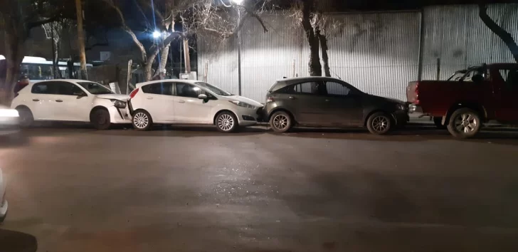Un auto chocó a otro estacionado y produjo un impacto en cadena: 4 vehículos involucrados Un auto chocó a otro estacionado y produjo un impacto en cadena: 4 vehículos involucrados