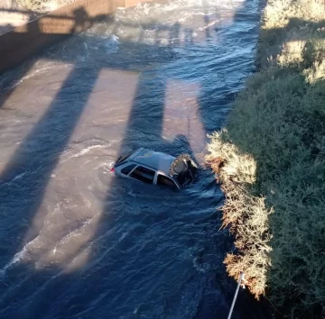 Poco más de 24 horas después, hallaron el auto de la pareja que cayó ayer al canal Poco más de 24 horas después, hallaron el auto de la pareja que cayó ayer al canal