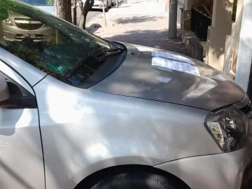 Los carteles que le dejó a su vecino en el auto porque estaciona en la vereda Los carteles que le dejó a su vecino en el auto porque estaciona en la vereda