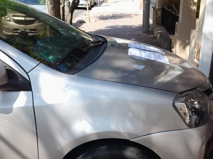 Los carteles que le dejó a su vecino en el auto porque estaciona en la vereda Los carteles que le dejó a su vecino en el auto porque estaciona en la vereda
