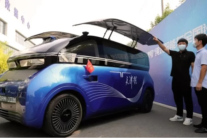 El auto solar chino que no necesita enchufarse para funcionar