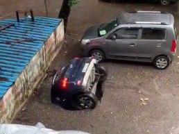 Impresionante, un auto estacionado se hundió en segundos Impresionante, un auto estacionado se hundió en segundos