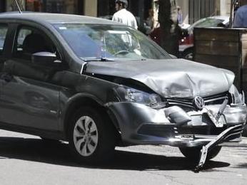 Una mujer perdió el control de su auto y chocó contra un árbol: dos personas heridas Una mujer perdió el control de su auto y chocó contra un árbol: dos personas heridas