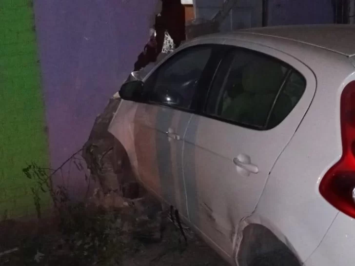 Dos autos chocaron y uno quedó incrustado en una casa: increíblemente no hubo heridos Dos autos chocaron y uno quedó incrustado en una casa: increíblemente no hubo heridos
