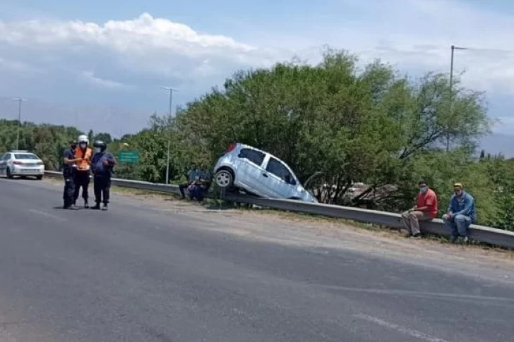 Un hombre perdió el control de su auto, que quedó montado sobre el guardrail