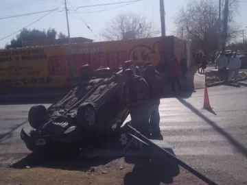 Un auto derribó un cartel señalizador de calles y quedó dado vuelta