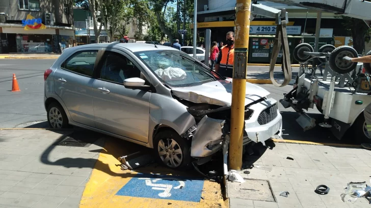 Terrible choque en una esquina céntrica: un auto terminó incrustado en un semáforo