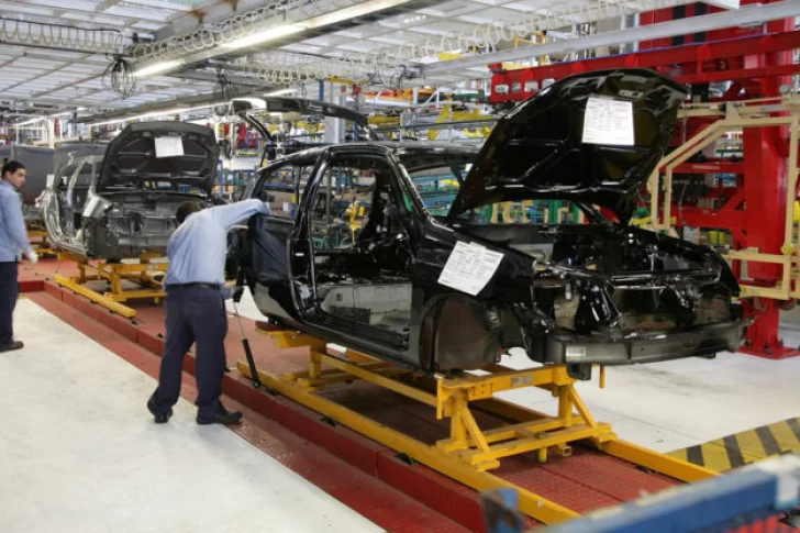 La industria y la construcción profundizaron un retroceso en junio: cayeron 7 y 11,8%