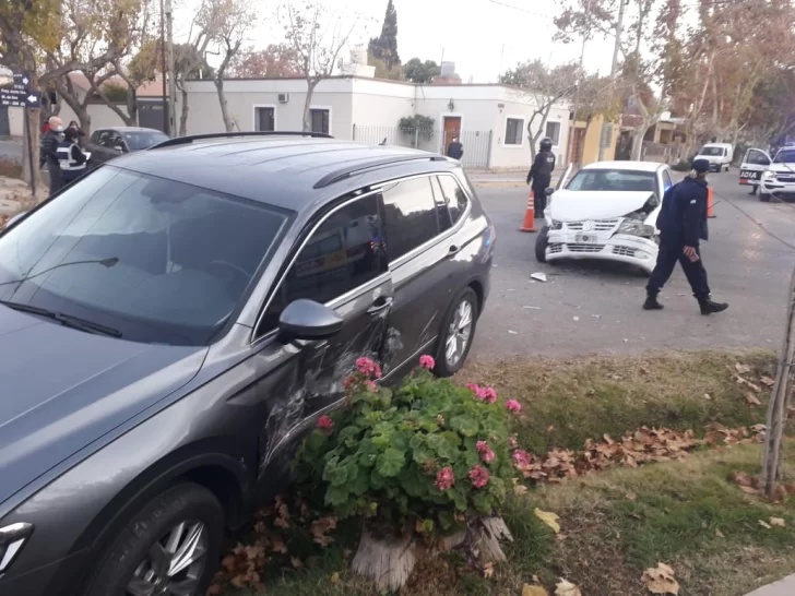 Dos autos protagonizaron un fuerte choque en una esquina: 2 personas fueron hospitalizadas Dos autos protagonizaron un fuerte choque en una esquina: 2 personas fueron hospitalizadas