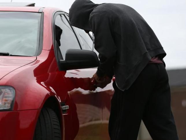 Dejó el auto estacionado frente a su casa y se lo robaron Dejó el auto estacionado frente a su casa y se lo robaron