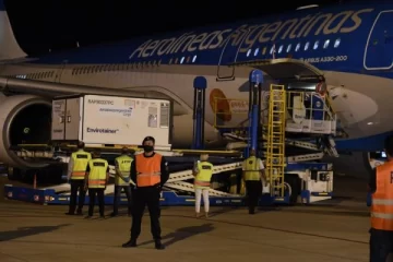 Llegan mañana las primeras 800 mil dosis del operativo para traer 8 millones de vacunas de China