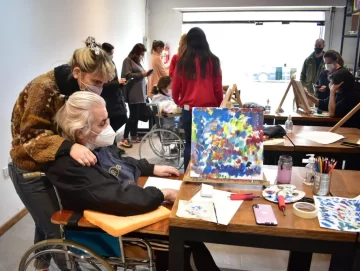 La conmovedora experiencia de personas en neurorehabilitación sobre un lienzo La conmovedora experiencia de personas en neurorehabilitación sobre un lienzo