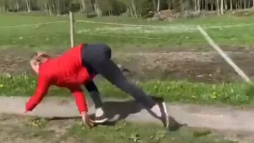 Una mujer decidió galopar como un caballo y es viral en las redes Una mujer decidió galopar como un caballo y es viral en las redes