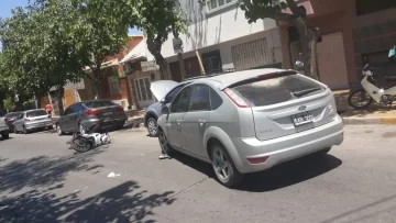 Un motociclista provocó un choque múltiple: terminó con la pierna destrozada Un motociclista provocó un choque múltiple: terminó con la pierna destrozada