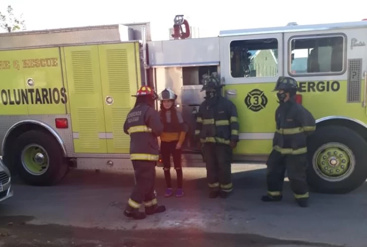 Se quedó sin cumpleaños de 15 por la pandemia, pero festejó paseando en autobomba Se quedó sin cumpleaños de 15 por la pandemia, pero festejó paseando en autobomba