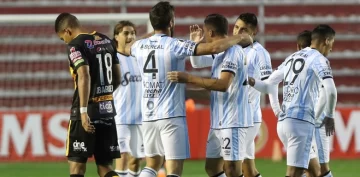 Atlético Tucumán hizo historia al ganar en Bolivia y se acomodó en el grupo Atlético Tucumán hizo historia al ganar en Bolivia y se acomodó en el grupo