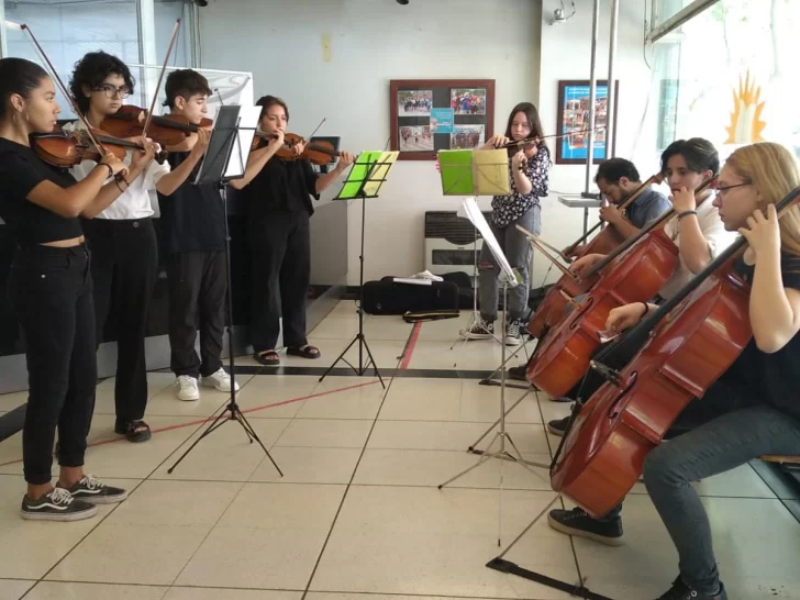 La Orquesta Escuela deleitó con su música en las oficinas de Diario de Cuyo La Orquesta Escuela deleitó con su música en las oficinas de Diario de Cuyo