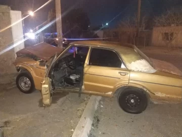 Terrible: dos autos chocaron, uno se fue a la vereda y mató a un nene que caminaba por ahí Terrible: dos autos chocaron, uno se fue a la vereda y mató a un nene que caminaba por ahí