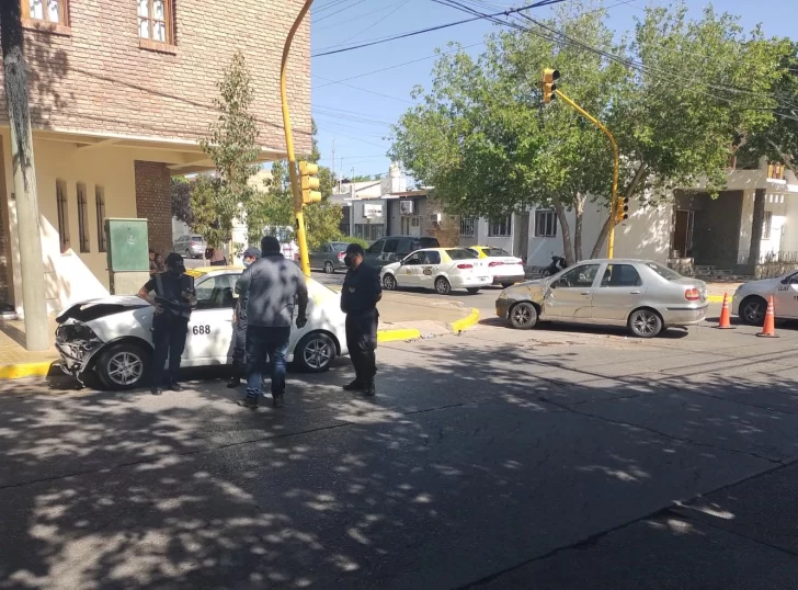 Fuerte choque en una esquina con semáforos Fuerte choque en una esquina con semáforos