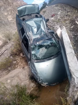 Una pareja casi se mata al protagonizar un impresionante vuelco Una pareja casi se mata al protagonizar un impresionante vuelco