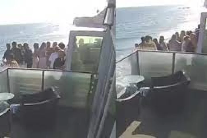 El terrible momento en que un balcón lleno de personas cae al vacío