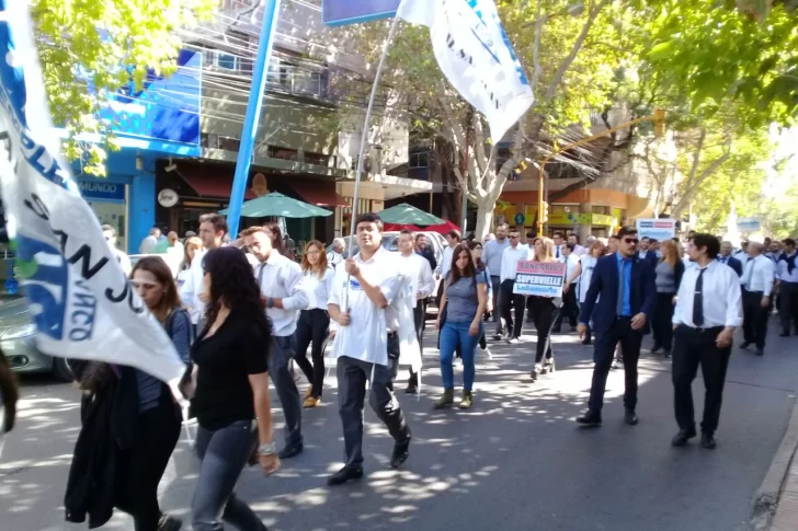 VIDEO y FOTOS: ruidosa manifestación de bancarios en el centro sanjuanino