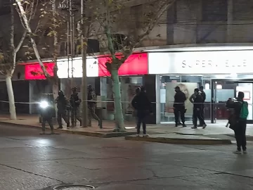 Segundo ataque a un banco en menos de un mes: rompen un vidrio y se llevan una notebook Segundo ataque a un banco en menos de un mes: rompen un vidrio y se llevan una notebook