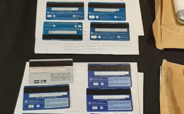 Caen por retener tarjetas de planes sociales y quedarse con parte del beneficio Caen por retener tarjetas de planes sociales y quedarse con parte del beneficio