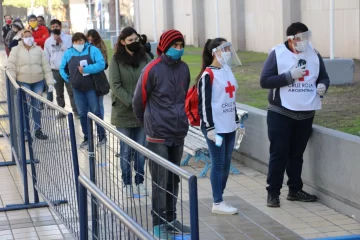 Poca gente y orden en la primera mañana de cobro masivo de haberes en cuarentena