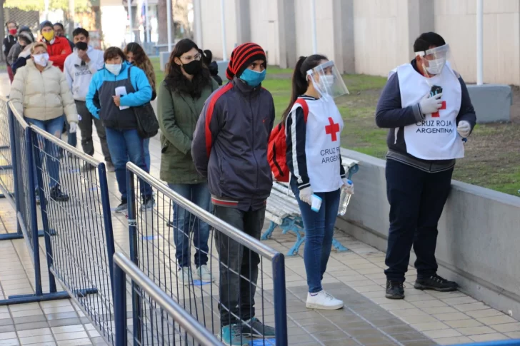 Poca gente y orden en la primera mañana de cobro masivo de haberes en cuarentena