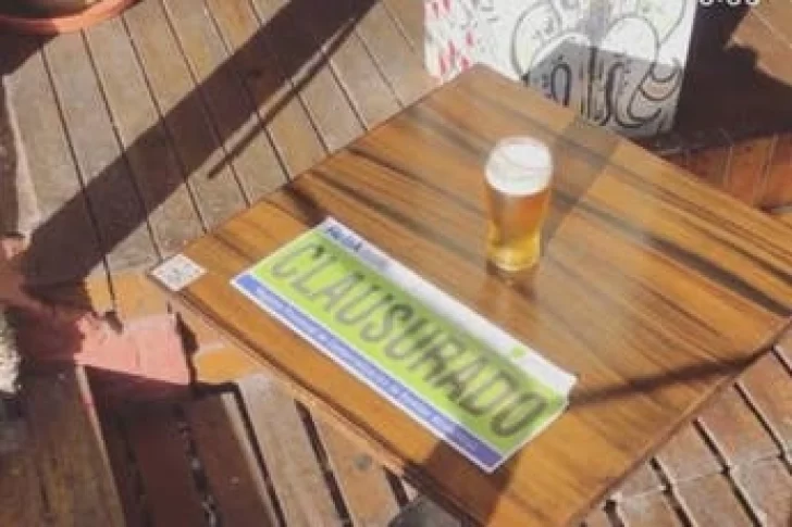 Se pelearon por la cuenta con los mozos y el video se hizo viral