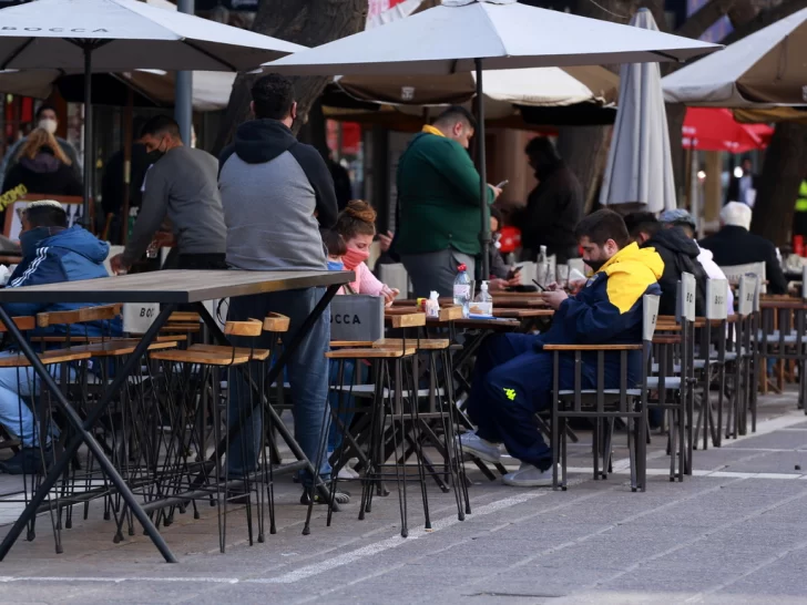 Supo que pedían Pase Sanitario en un bar y le solicitó todo tipo de documentos a la moza