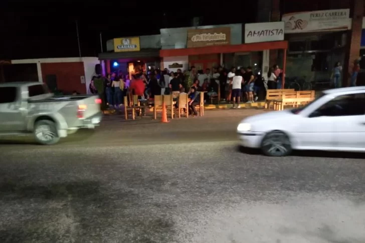 Más de 65 personas rompieron el distanciamiento en un conocido bar que terminó clausurado