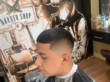 El “sueño loco” que llevó a un barbero a cortar el pelo gratis en su día de franco a gente pobre El “sueño loco” que llevó a un barbero a cortar el pelo gratis en su día de franco a gente pobre