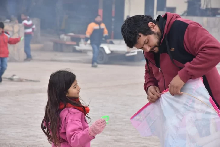 Familias completas ayudaron a cubrir el cielo de color Familias completas ayudaron a cubrir el cielo de color