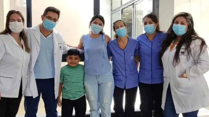 Bastian, el niño de 5 años que superó una cirugía con su corazón “frenado” 40 minutos
