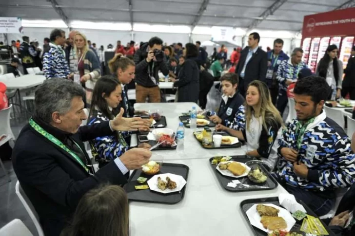 Macri recorrió la Villa Olímpica y almorzó con los atletas argentinos